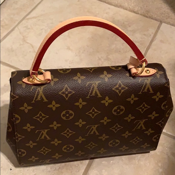 Louis Vuitton Cluny BB Crossbody - Picture 7 of 8